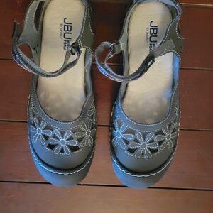 Jambu Women's Black Floral Embroidered Sandals. JBU Mary Jane Shoes